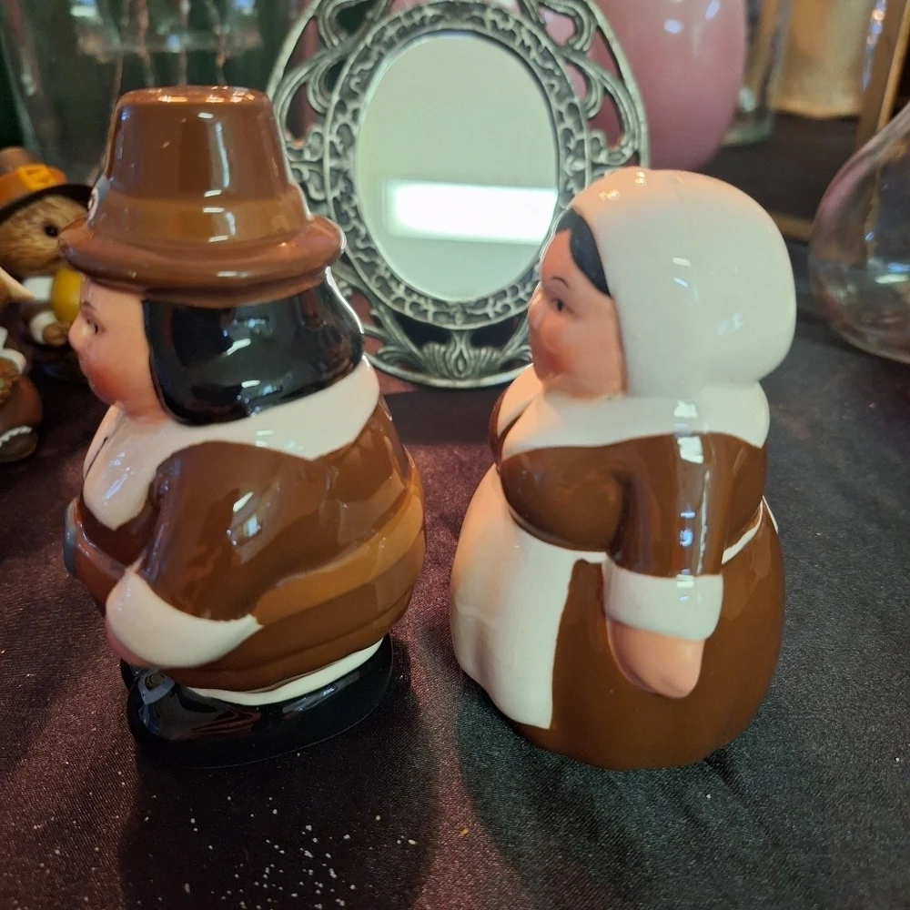 Pilgrim couple salt and pepper
